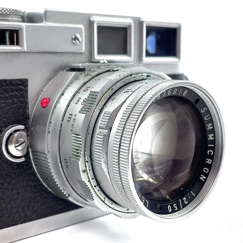 163 - A Leica Rangefinder M3 (Chrom-SS) chrome 1963 serial number 1070513 fitted with a Leitz Wetzlar Summ... 