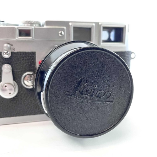 163 - A Leica Rangefinder M3 (Chrom-SS) chrome 1963 serial number 1070513 fitted with a Leitz Wetzlar Summ... 