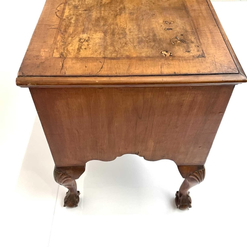 1881 - A Queen Anne style Walnut kneehole side table, late 19th century, fitted with 5 drawers around a sha... 