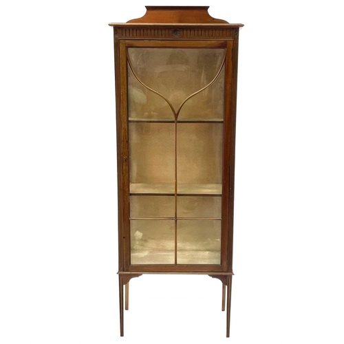 1928 - An Edwardian mahogany display cabinet, with a single glazed door on square moulded legs, height 168c... 