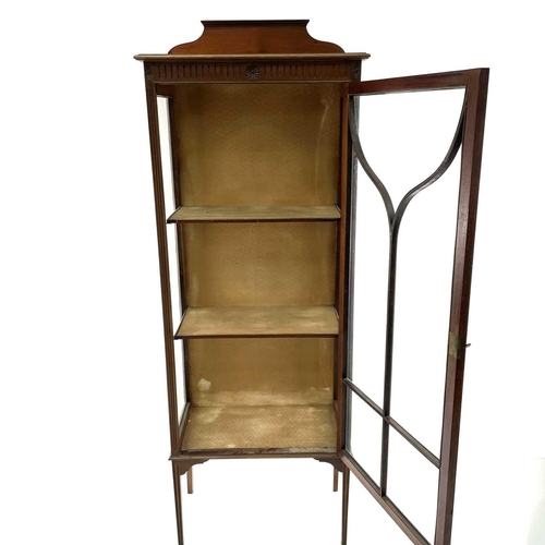 1928 - An Edwardian mahogany display cabinet, with a single glazed door on square moulded legs, height 168c... 