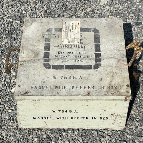 384 - A circa 1950s military issue magnet and keeper in the original stencilled packing case with paper la... 