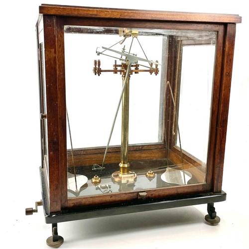 63 - A German scientific balance scale, by Paul Bunge, Hamburg, in glazed case, height 43cm, width 37cm, ... 