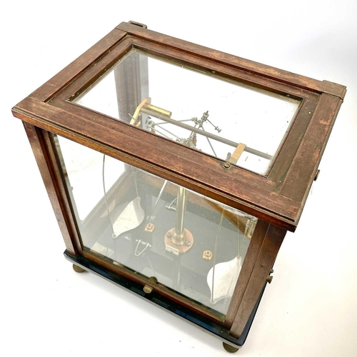 63 - A German scientific balance scale, by Paul Bunge, Hamburg, in glazed case, height 43cm, width 37cm, ... 