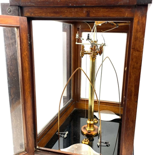 63 - A German scientific balance scale, by Paul Bunge, Hamburg, in glazed case, height 43cm, width 37cm, ... 