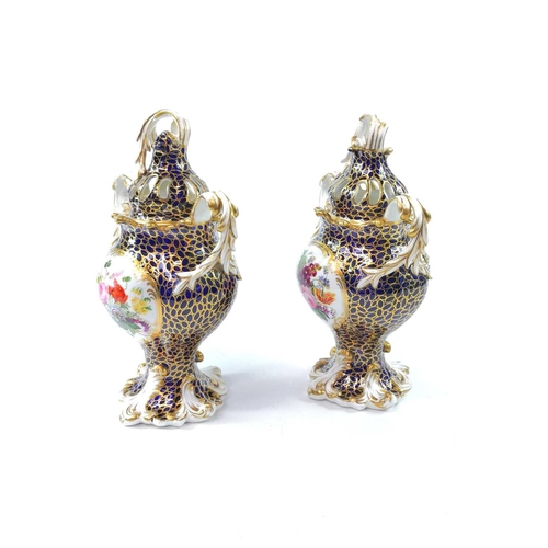 829 - Pair of English porcelain pot pourri vases and covers, circa 1830, with blue and gilt cell borders a... 