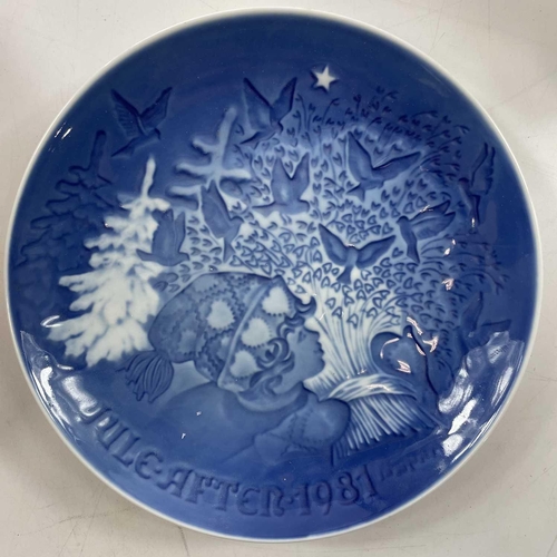 859 - A set of eleven Royal Copenhagen porcelain Christmas collector's plates. (11)