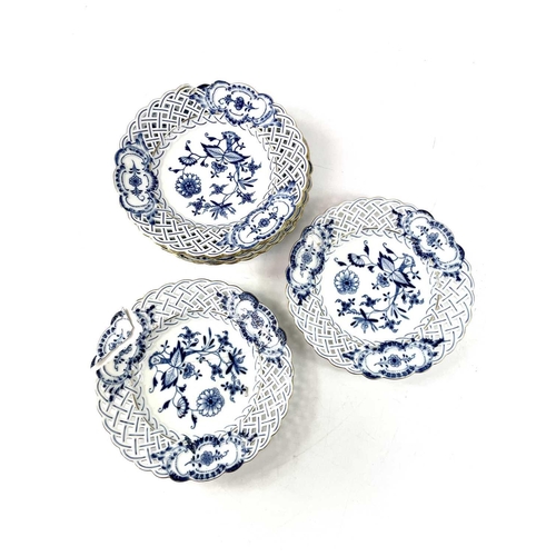 915 - Eight Meissen blue and white onion reticulated plates, diameter 20.5cm together with two Davenport d... 