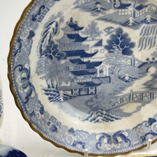 942 - A Caughley blue and white teabowl, circa 1790, printed with the mother and child pattern, diameter 8... 