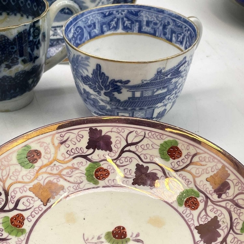 942 - A Caughley blue and white teabowl, circa 1790, printed with the mother and child pattern, diameter 8... 