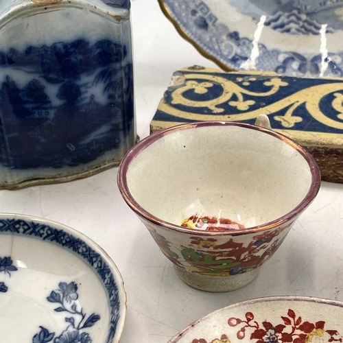 942 - A Caughley blue and white teabowl, circa 1790, printed with the mother and child pattern, diameter 8... 