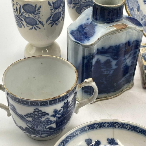 942 - A Caughley blue and white teabowl, circa 1790, printed with the mother and child pattern, diameter 8... 