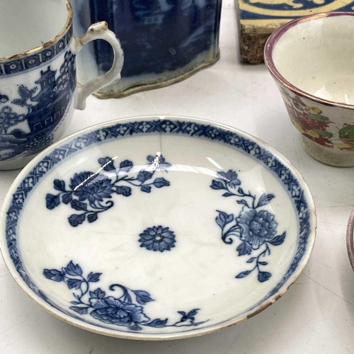 942 - A Caughley blue and white teabowl, circa 1790, printed with the mother and child pattern, diameter 8... 