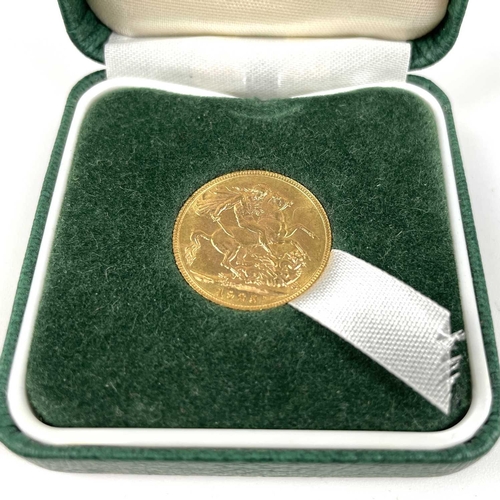 231 - 1925 G.B. Gold Sovereign. An uncirculated 1925 Gold Sovereign in a green case.