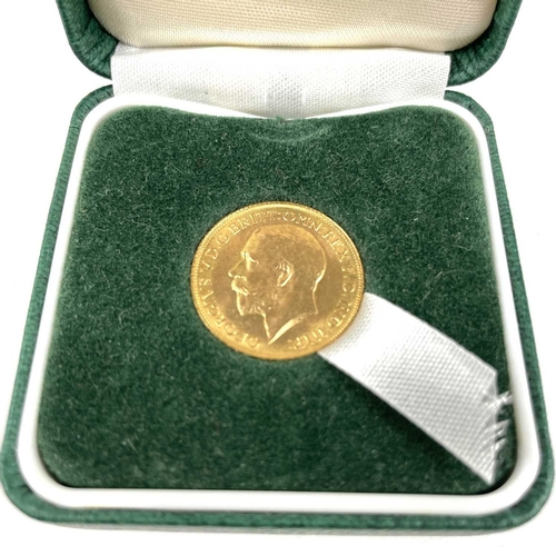 231 - 1925 G.B. Gold Sovereign. An uncirculated 1925 Gold Sovereign in a green case.