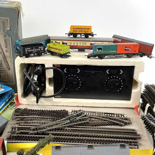 605 - Hornby etc 00 Railway Including Controller & Layout Books. A plastic tub comprising: 1: Hornby Dublo... 