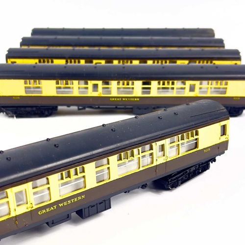 614 - Hornby Great Western 00 Gauge Chocolate & Cream Livery Carriages (x7). Comprising: 2x carriages no. ... 