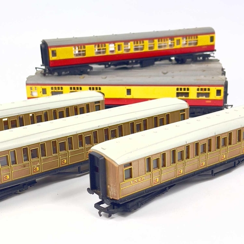 615 - Hornby & Triang Carriages 00 Gauge x (9) Comprising 6x 