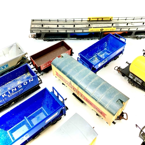 617 - Hornby, Wrenn, Triang, Hornby Dublo etc. 00 Gauge Private Owner Wagons (x33) A box containing a good... 