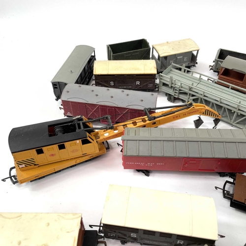 618 - Hornby, Triang, Hornby Dublo etc 00 Gauge B.R. and pre Nationalisation Wagons (x34) A box containing... 