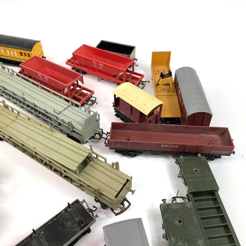 618 - Hornby, Triang, Hornby Dublo etc 00 Gauge B.R. and pre Nationalisation Wagons (x34) A box containing... 