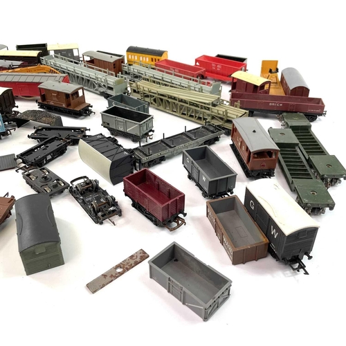 618 - Hornby, Triang, Hornby Dublo etc 00 Gauge B.R. and pre Nationalisation Wagons (x34) A box containing... 