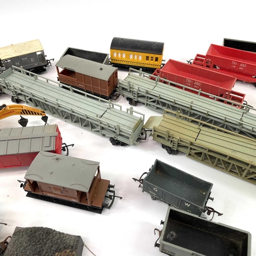 618 - Hornby, Triang, Hornby Dublo etc 00 Gauge B.R. and pre Nationalisation Wagons (x34) A box containing... 