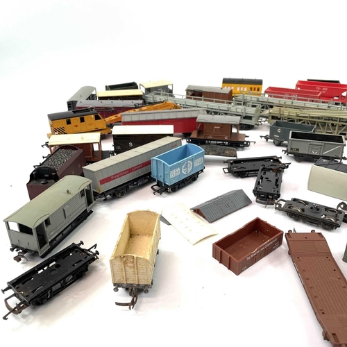 618 - Hornby, Triang, Hornby Dublo etc 00 Gauge B.R. and pre Nationalisation Wagons (x34) A box containing... 