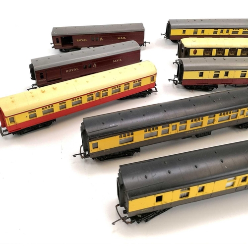 656 - Hornby, Triang-Hornby & Lima 00 Gauge carriages etc (x14). A tray containing GWR, Pullman, BR Maroon... 