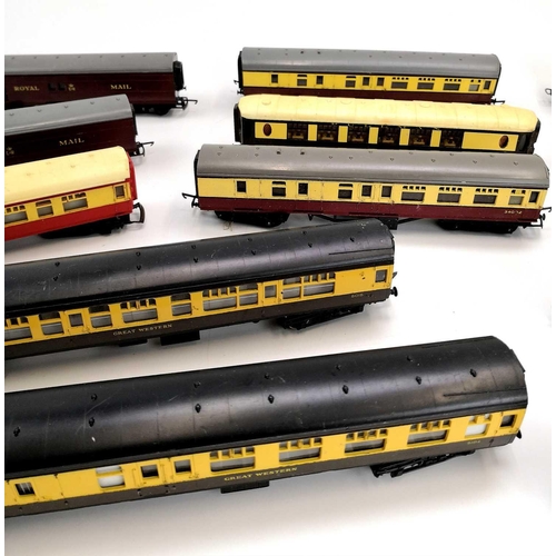 656 - Hornby, Triang-Hornby & Lima 00 Gauge carriages etc (x14). A tray containing GWR, Pullman, BR Maroon... 