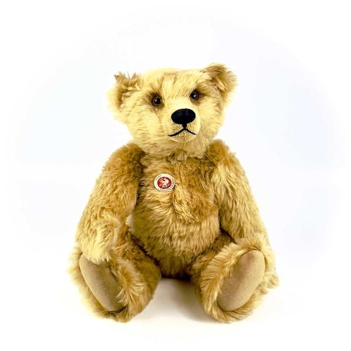 735 - Steiff Teddy Bears (x3) Comprising 3 attractive Steiff bears in very good condition: (1) 