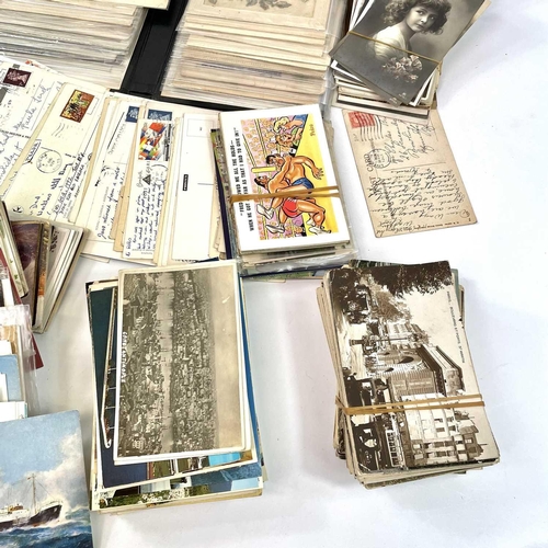 920 - Postcards - Foreign Topographical & Subject Cards. Approximately 700 cards partly sorted - including... 