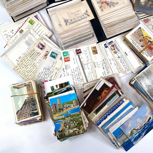 920 - Postcards - Foreign Topographical & Subject Cards. Approximately 700 cards partly sorted - including... 