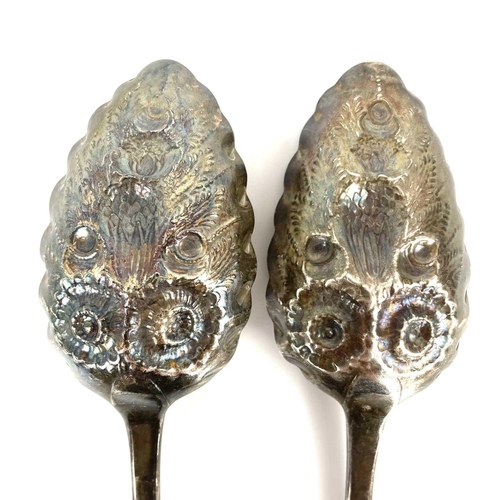 118 - A pair of George IV silver berry spoons by John Harris. London 1824, 5 toz.