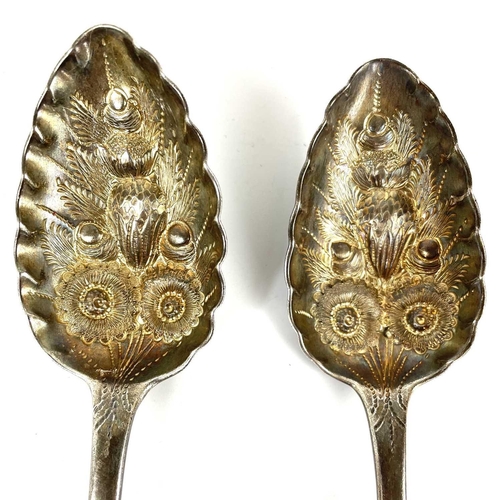 118 - A pair of George IV silver berry spoons by John Harris. London 1824, 5 toz.