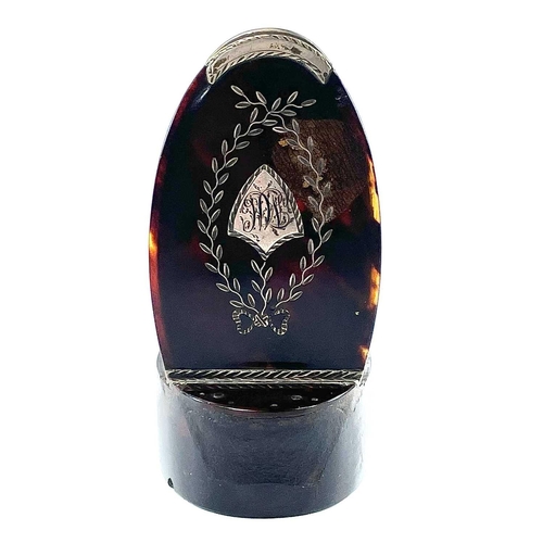 313 - A Georgian tortoiseshell silver inlaid oval snuff box. The hinged lid with silver thumbpiece and hin... 