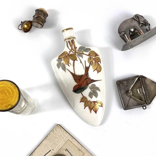 316 - A collection of small items. To include an Edwardian silver envelope stamp holder, Birmingham 1902, ... 