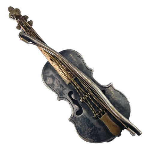 319 - A Georgian silver and gold plated patch box in the form of a violin. Hinged to reveal an inset mirro... 