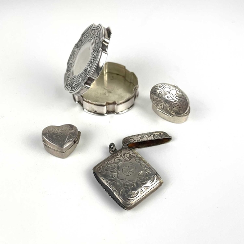 331 - An Edwardian silver vesta case, Birmingham 1906. Together with a modern silver hinge lidded pill box... 