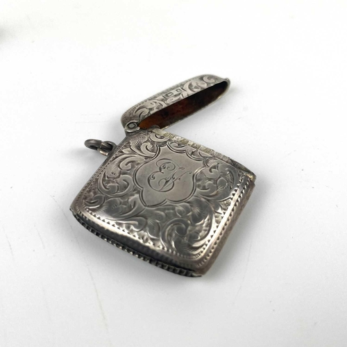 331 - An Edwardian silver vesta case, Birmingham 1906. Together with a modern silver hinge lidded pill box... 