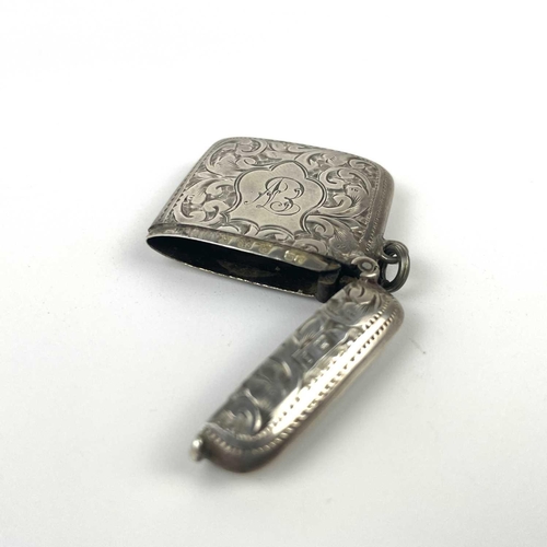 331 - An Edwardian silver vesta case, Birmingham 1906. Together with a modern silver hinge lidded pill box... 