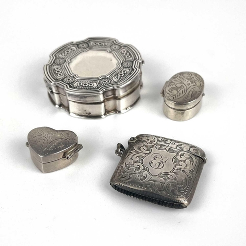 331 - An Edwardian silver vesta case, Birmingham 1906. Together with a modern silver hinge lidded pill box... 