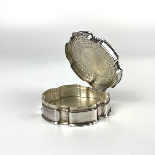 331 - An Edwardian silver vesta case, Birmingham 1906. Together with a modern silver hinge lidded pill box... 