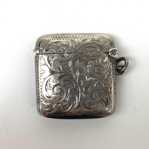 331 - An Edwardian silver vesta case, Birmingham 1906. Together with a modern silver hinge lidded pill box... 