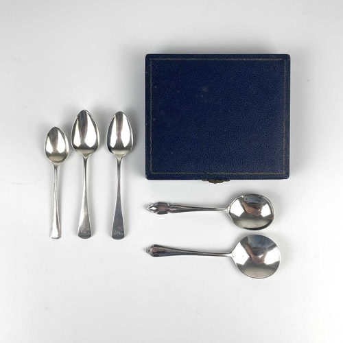 48 - A pair of George III silver teaspoons, London 1798. Together with a cased set of six modern teaspoon... 