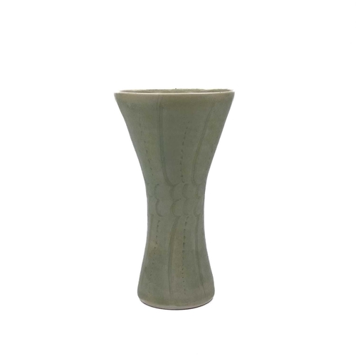 455 - David LEACH (1911-2005) A fluted porcelain vase Impressed makers mark Height: 13cm Diameter: 8cm.