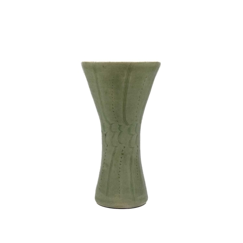 455 - David LEACH (1911-2005) A fluted porcelain vase Impressed makers mark Height: 13cm Diameter: 8cm.