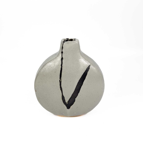 457 - Janet LEACH (1918-1997) A glazed stoneware moon flask vase. Impressed personal and Leach Pottery sea... 