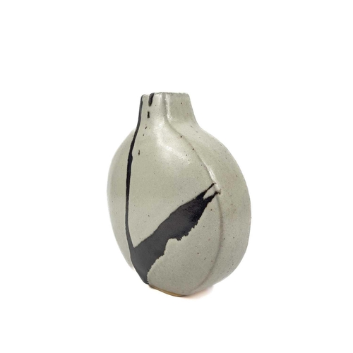 457 - Janet LEACH (1918-1997) A glazed stoneware moon flask vase. Impressed personal and Leach Pottery sea... 