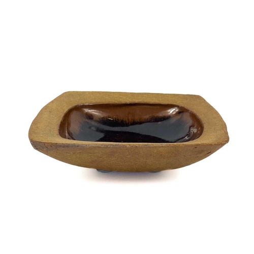 470 - Janet LEACH (1918-1997) A square stoneware bowl with tenmoku glaze to the interior. Impressed person... 